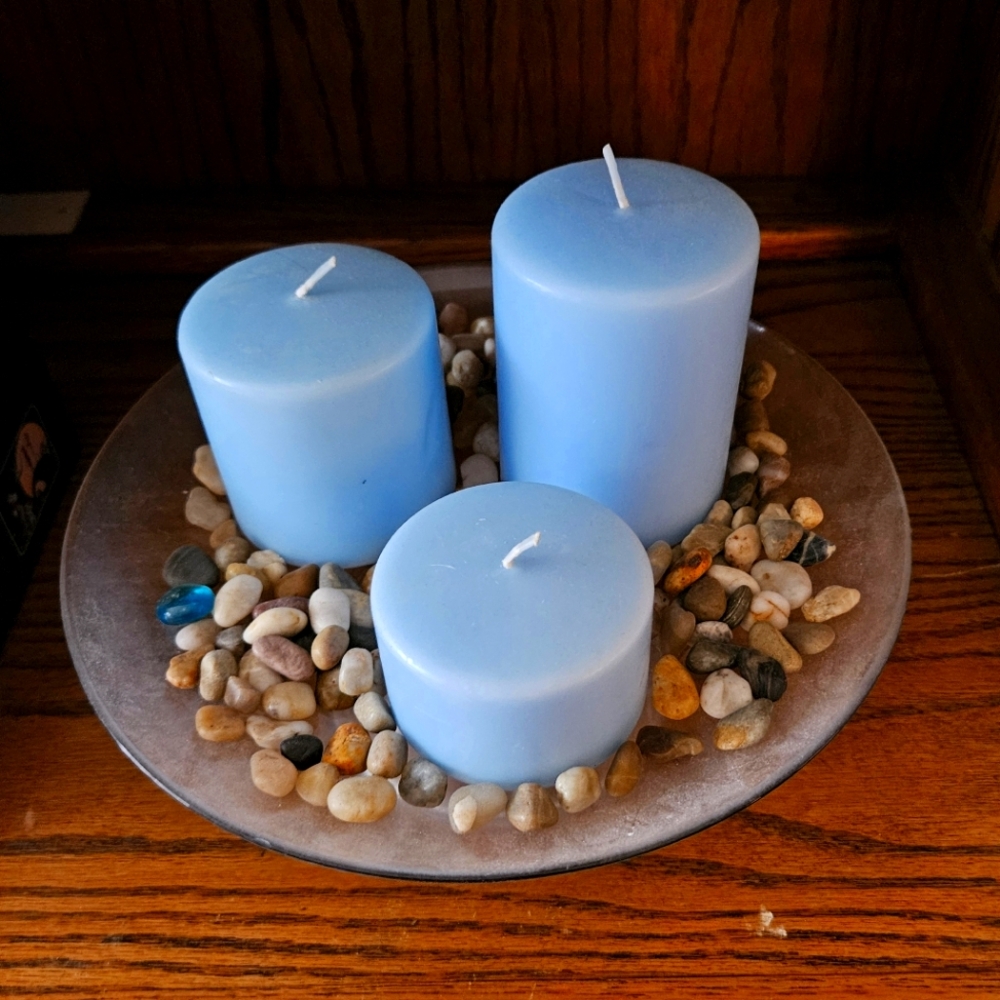 3 candle with plate display